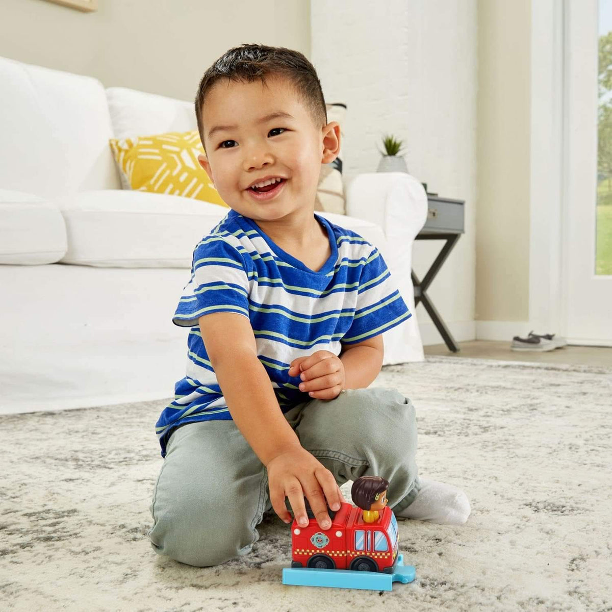 Cocomelon Go! Go! Smart Wheels Nina'S Fire Truck & Track