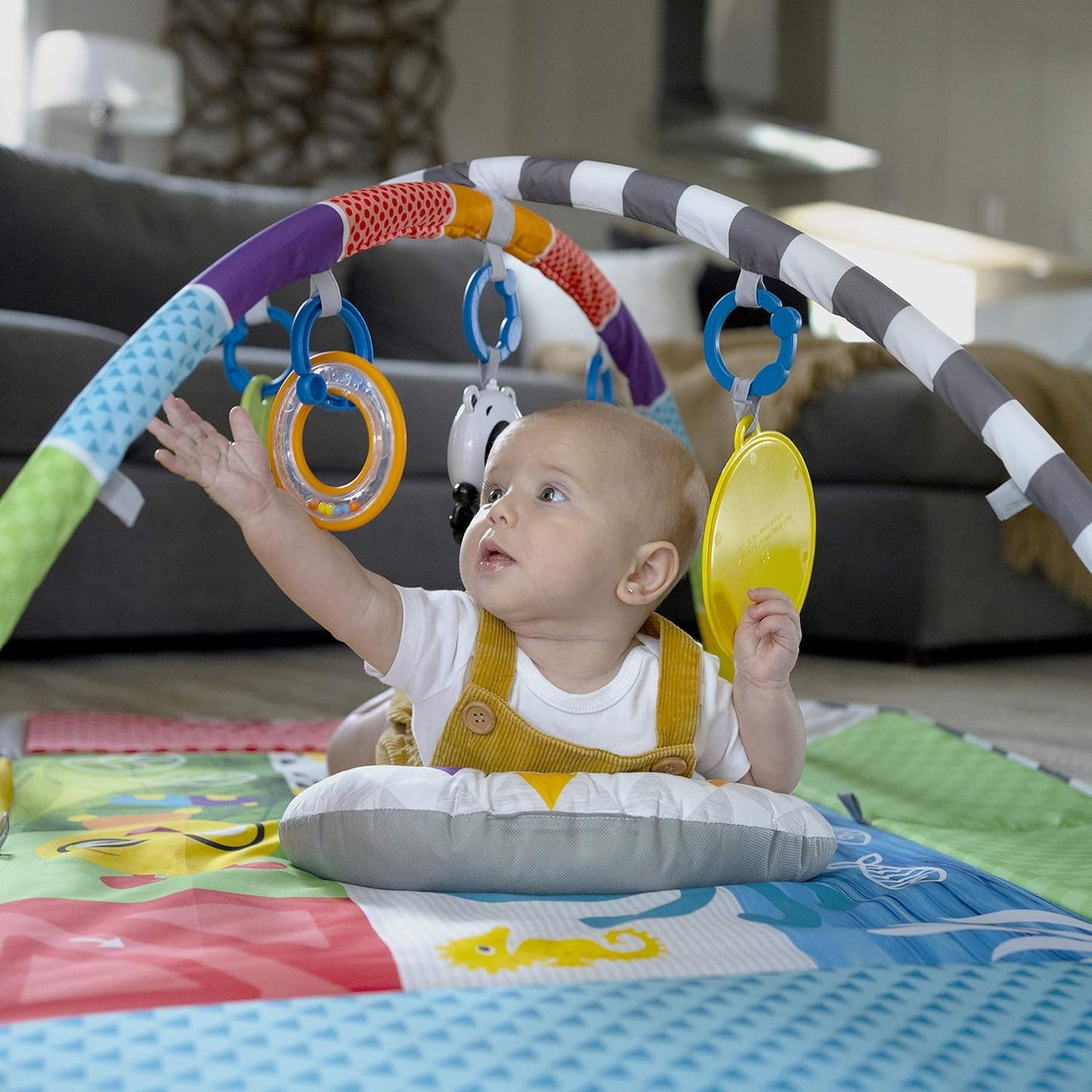 بساط لعب للاطفال من Baby Einstein مع ملعب الكرات