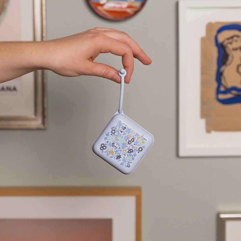 علبة لهاية BIBS × Liberty بنقشة البابونج، أزرق سماوي فاتح