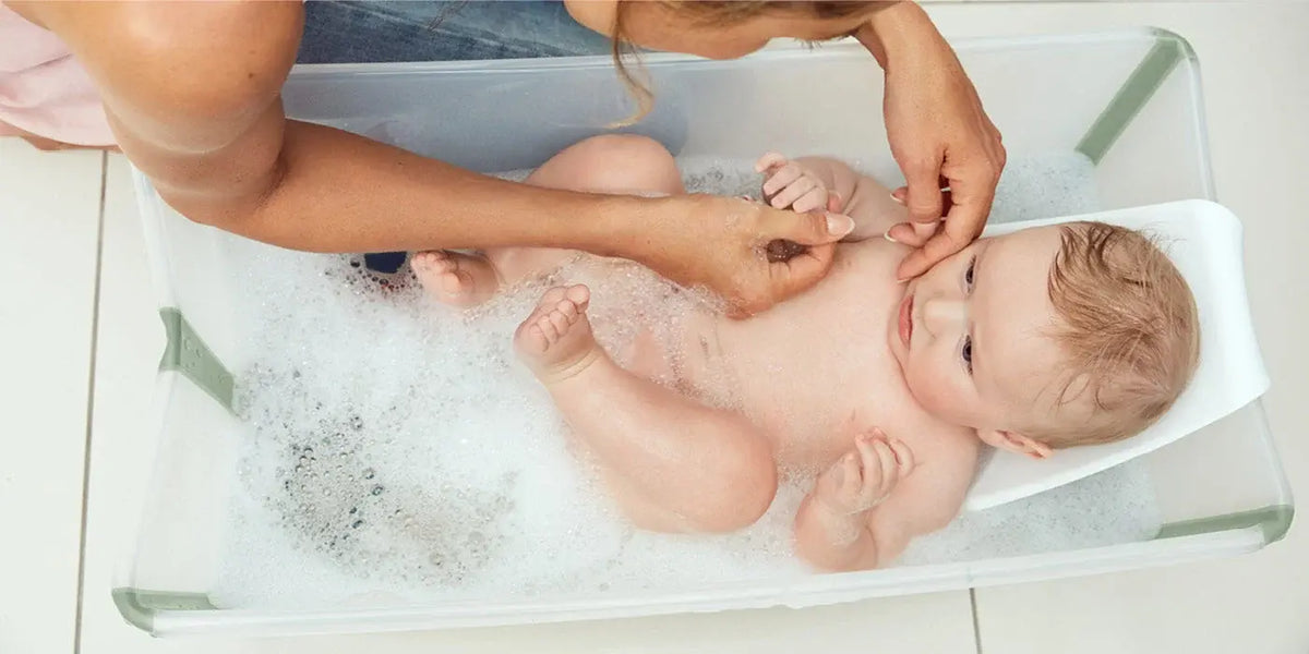 حوض استحمام Stokke Flexi Bath أبيض + دعامة لحديثي الولادة وحوض Flexi Bath، طقم