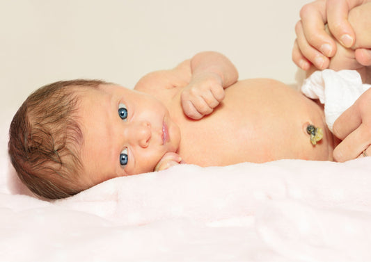 cleaning newborn belly button