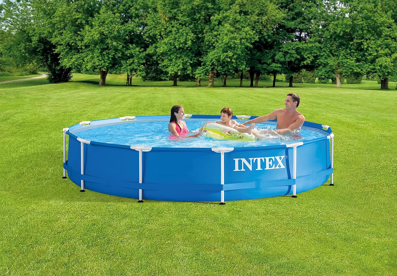 Swimming pool with filter pump n accessories