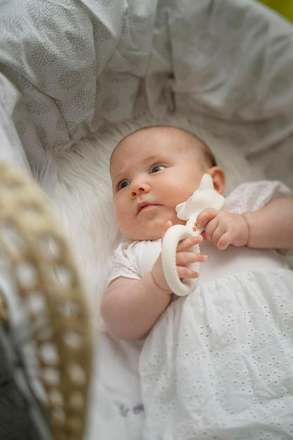 صوفي لا جيراف حلقة للتسنين So'Pure من مطاط طبيعي مع علبة هدية بني وأبيض
