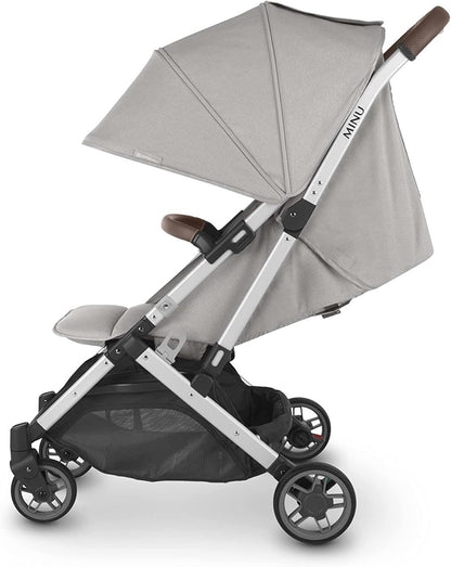 عربة أطفال مينو V2 من UPPAbaby - عربة سفر خفيفة الوزن ومدمجة، ستيلا - رمادي ممزوج بإطار فضي وجلد بني كستنائي، تصميم أنيق وسهل الحمل