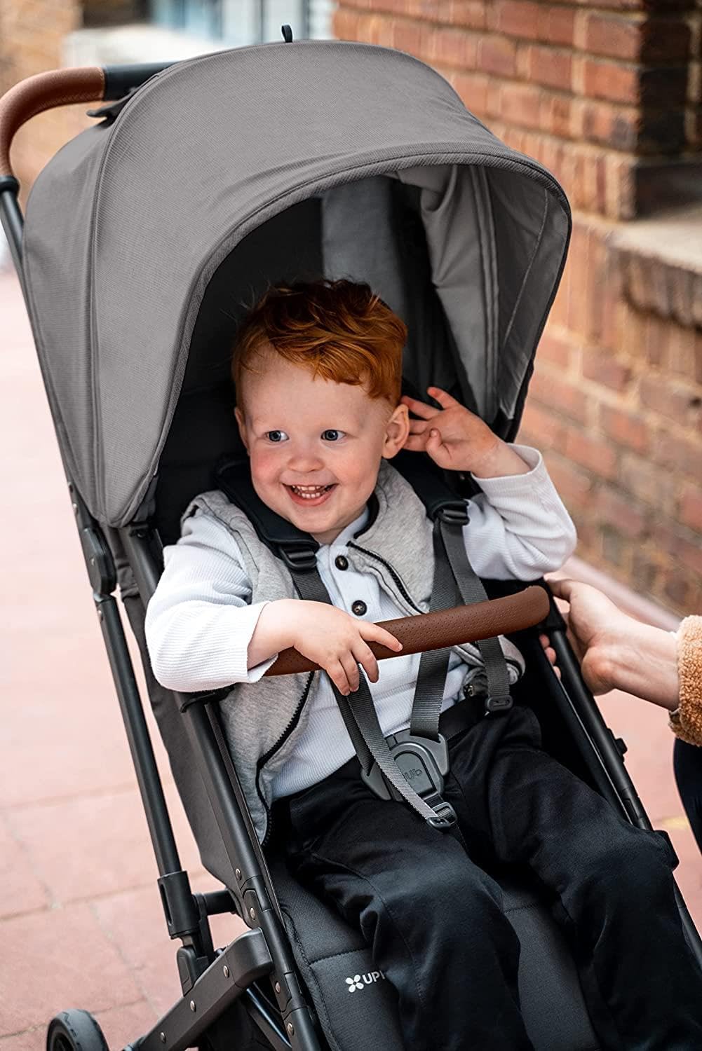 عربة أطفال مينو V2 من UPPAbaby - عربة سفر خفيفة الوزن ومدمجة، ستيلا - رمادي ممزوج بإطار فضي وجلد بني كستنائي، تصميم أنيق وسهل الحمل