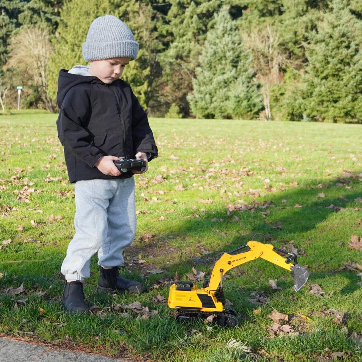 HANFLY - 1:18 Scale Remote Control Excavator Toy with Metal Bucket, Lights & Sounds