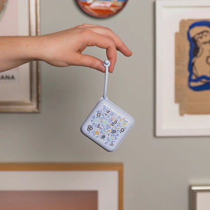 علبة لهاية BIBS × Liberty بنقشة البابونج، أزرق سماوي فاتح