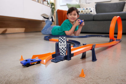Hot Wheels RC Speed Challenge Track Set with 1:64 Scale RC Car – 30+ Pieces