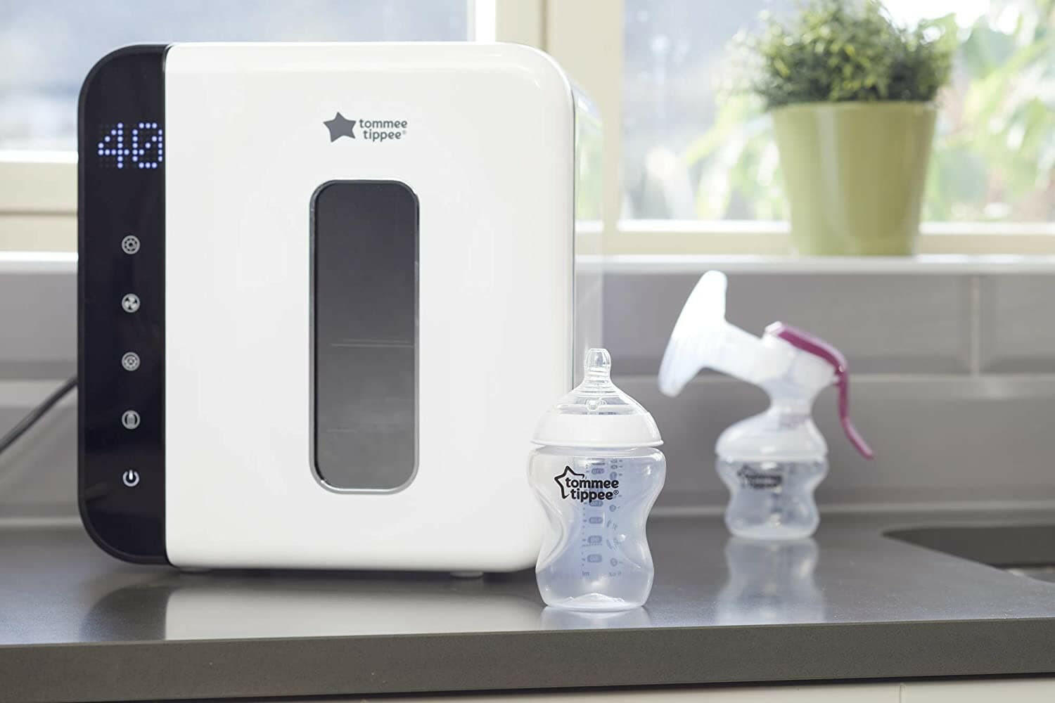 Tommee Tippee UV Sterilizer 3 in 1 - White and Black.