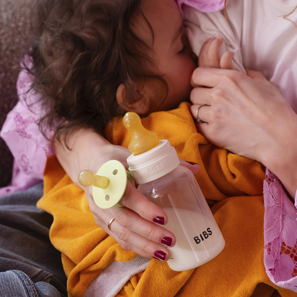 بيبس زجاجة رضاعة زجاجية مستديرة بحلمة من اللاتكس بتدفق بطيء (120ml)