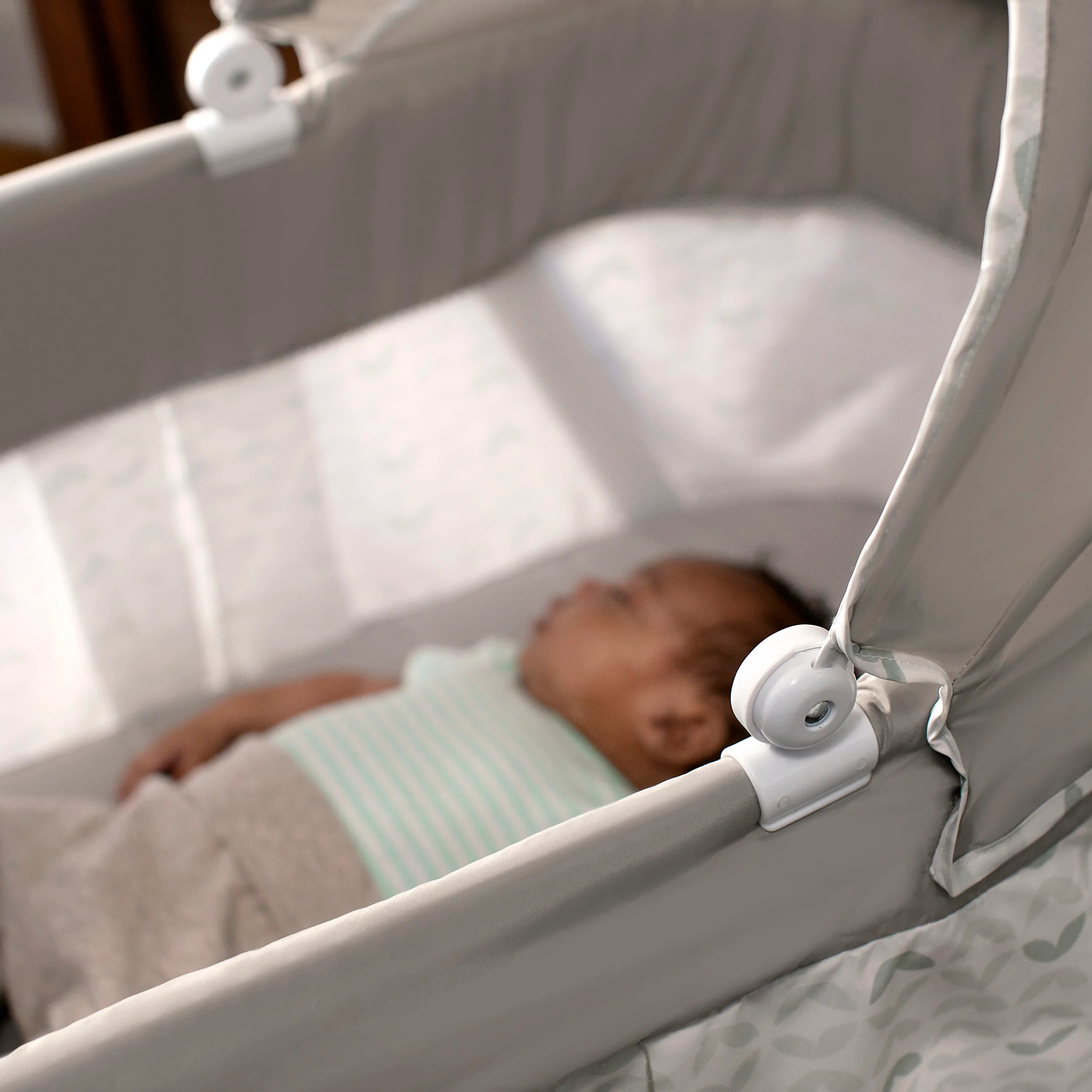 Ingenuity Snuggity Snug Soothing Vibrations Bassinet (Nimbu)