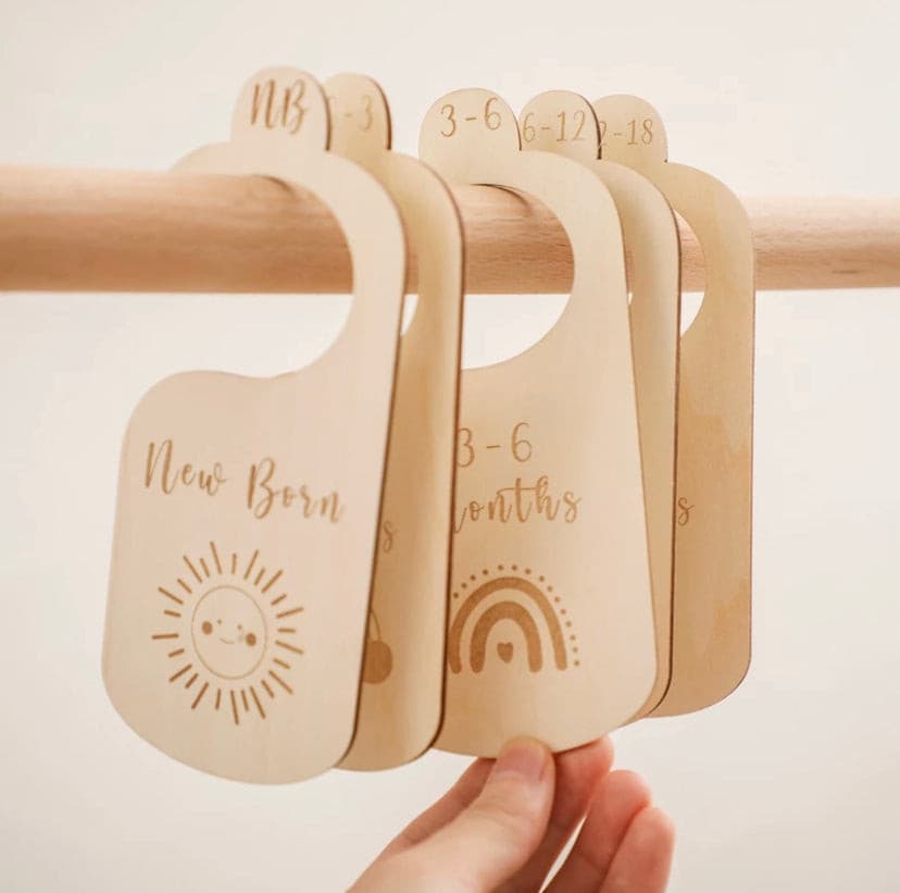 7 Pieces Baby Closet Size Divider Wooden Baby Closet Organizers Hanging Closet Dividers from Newborn Infant to 24 Months for Home Nursery Baby Clothes.