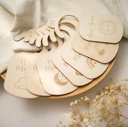 7 Pieces Baby Closet Size Divider Wooden Baby Closet Organizers Hanging Closet Dividers from Newborn Infant to 24 Months for Home Nursery Baby Clothes.
