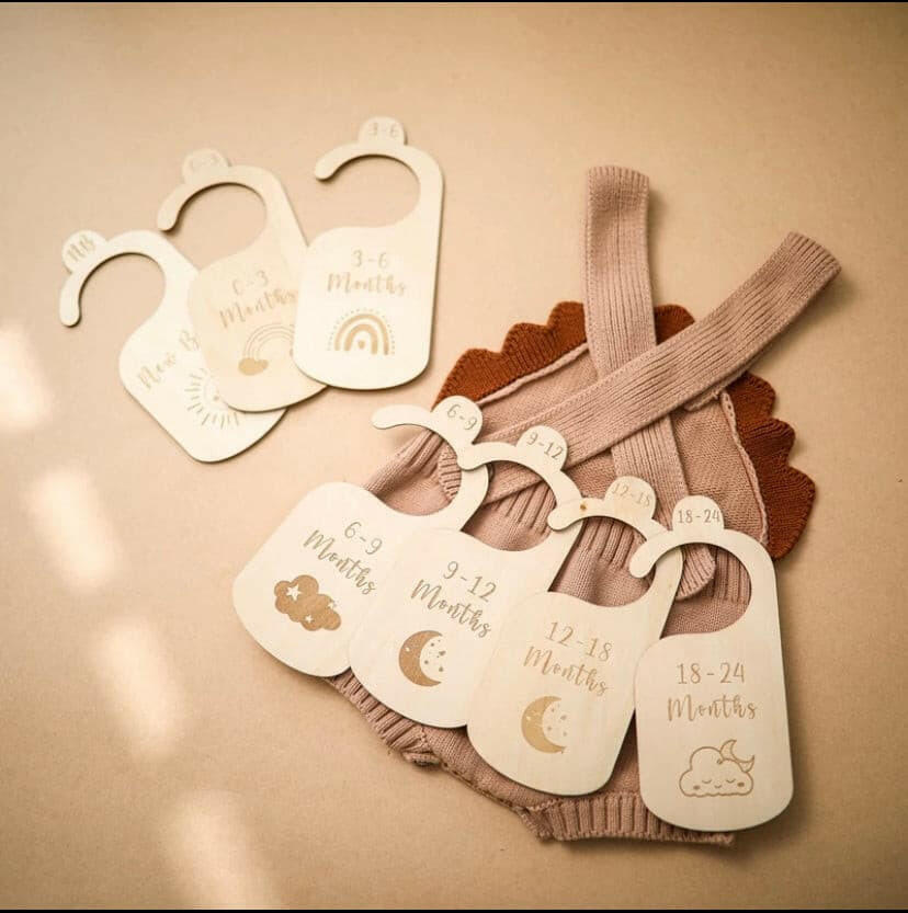 7 Pieces Baby Closet Size Divider Wooden Baby Closet Organizers Hanging Closet Dividers from Newborn Infant to 24 Months for Home Nursery Baby Clothes.