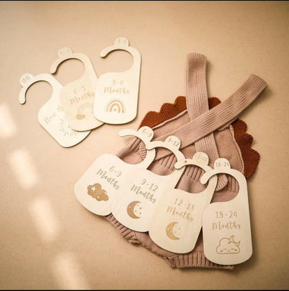 7 Pieces Baby Closet Size Divider Wooden Baby Closet Organizers Hanging Closet Dividers from Newborn Infant to 24 Months for Home Nursery Baby Clothes.