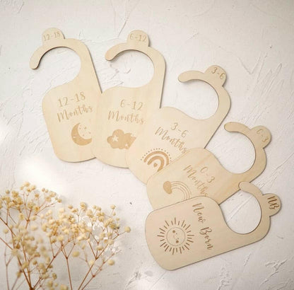 7 Pieces Baby Closet Size Divider Wooden Baby Closet Organizers Hanging Closet Dividers from Newborn Infant to 24 Months for Home Nursery Baby Clothes.