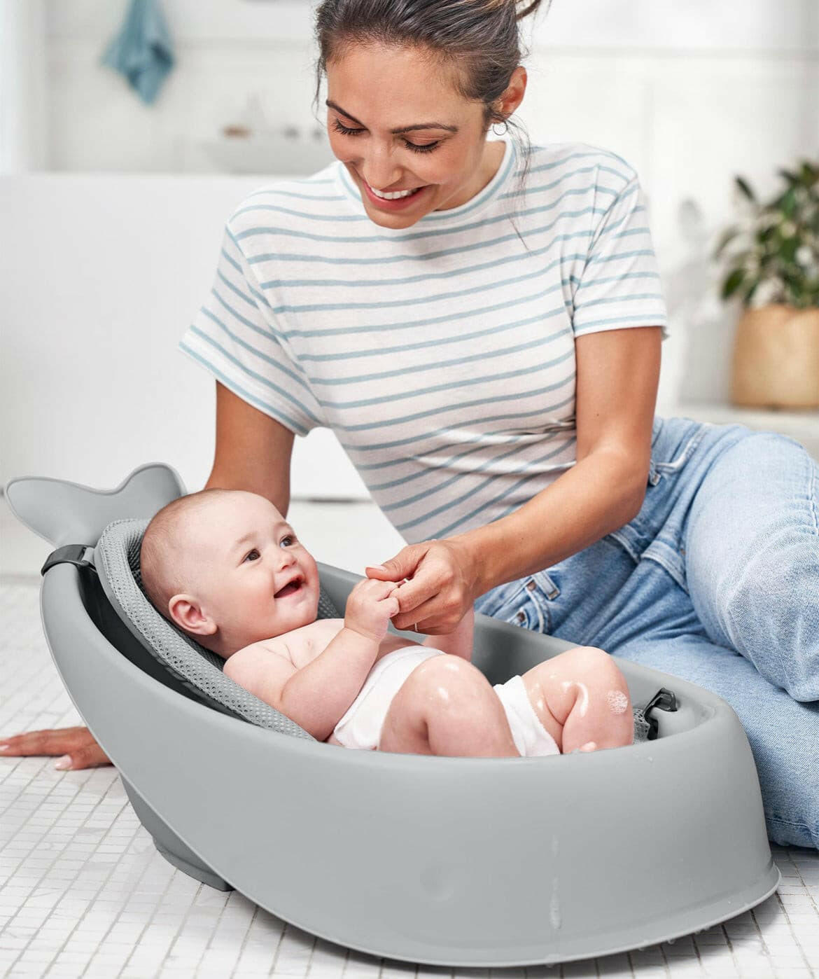 Skip Hop Moby Smart Sling 3-Stage Tub Grey.