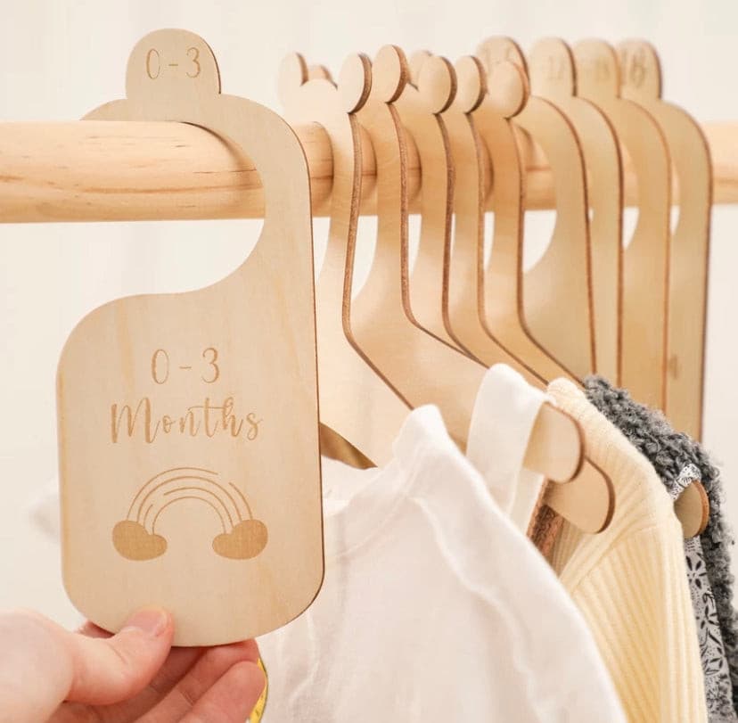 7 Pieces Baby Closet Size Divider Wooden Baby Closet Organizers Hanging Closet Dividers from Newborn Infant to 24 Months for Home Nursery Baby Clothes.